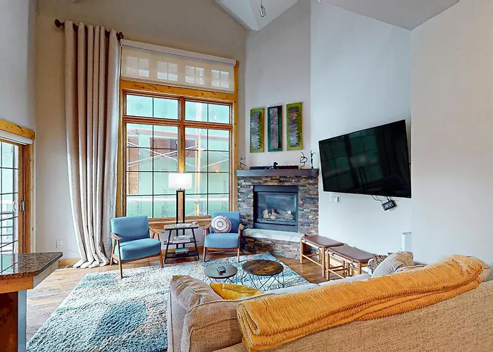 Urban Mountain Getaway & Alpenglow Chalet